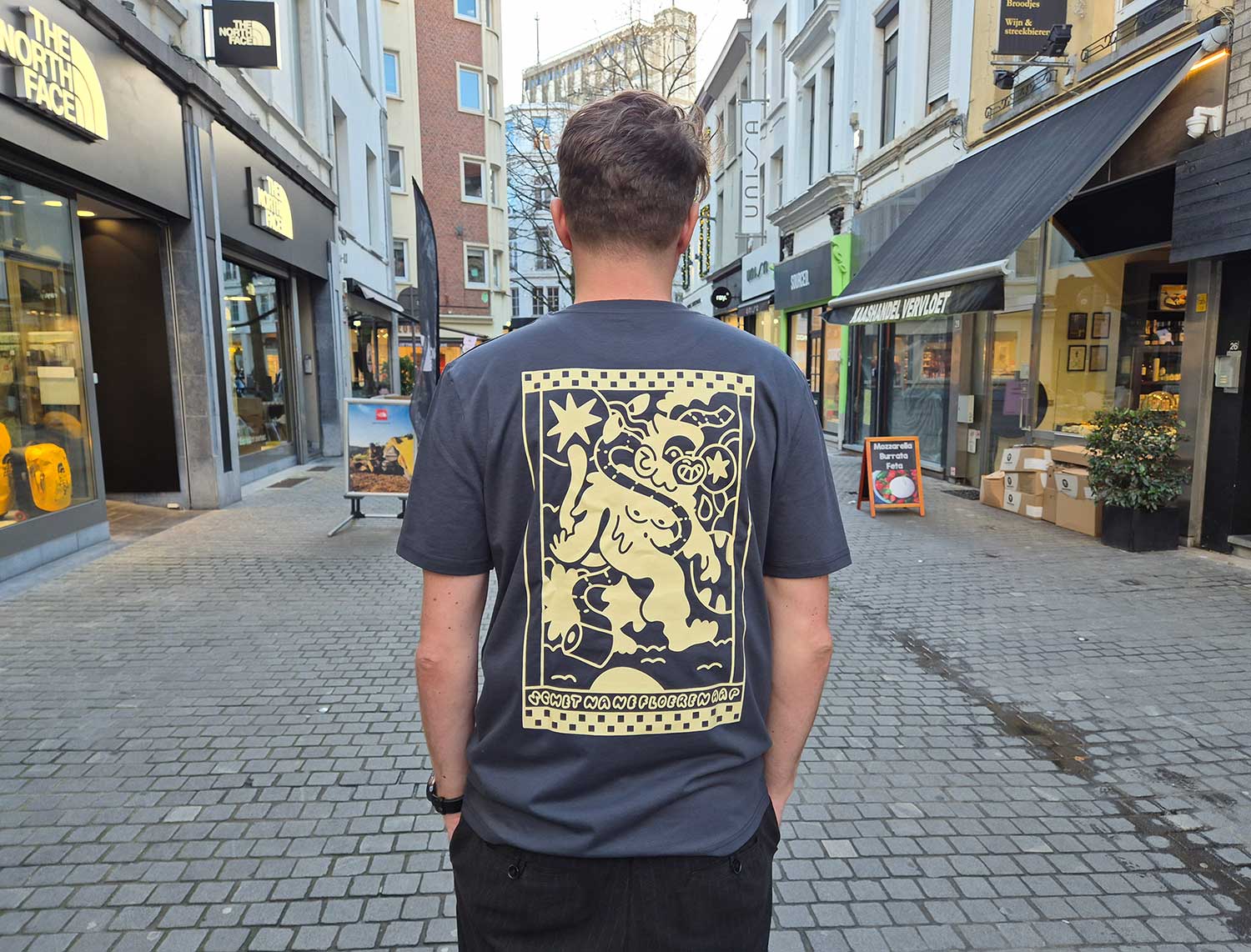 T-shirt • 	SCHETNANEFLOERENAAP • Grijs • Unisex