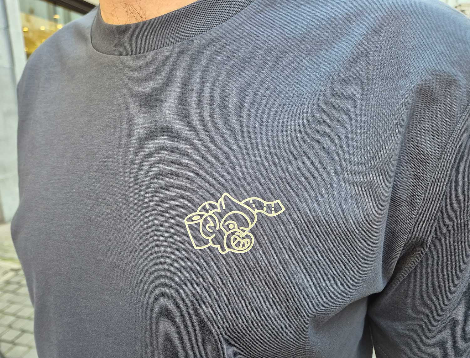 T-shirt • 	SCHETNANEFLOERENAAP • Grijs • Unisex