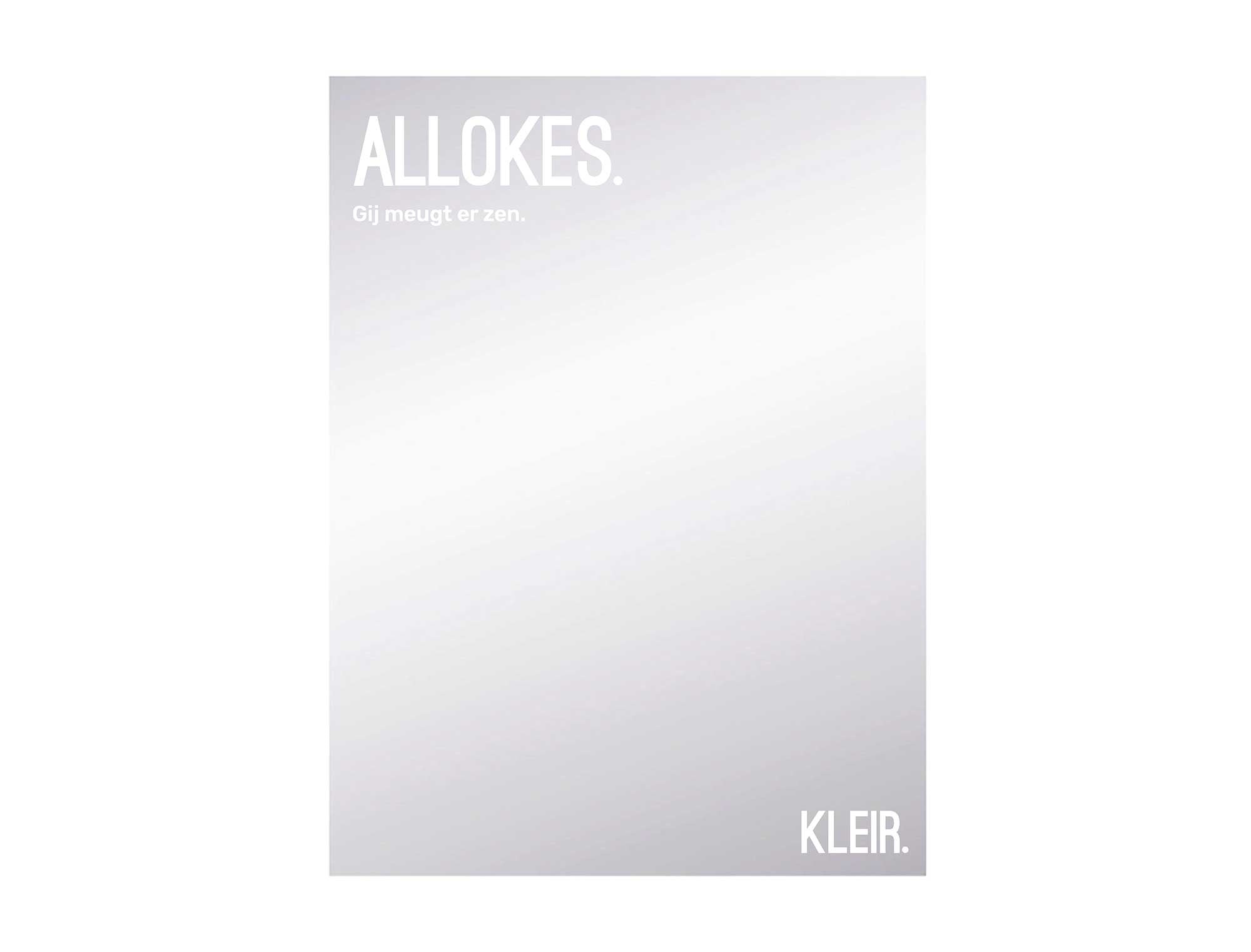 Vooraanzicht van een spiegel met opdruk ALLOKES. Gij meugt er zen.