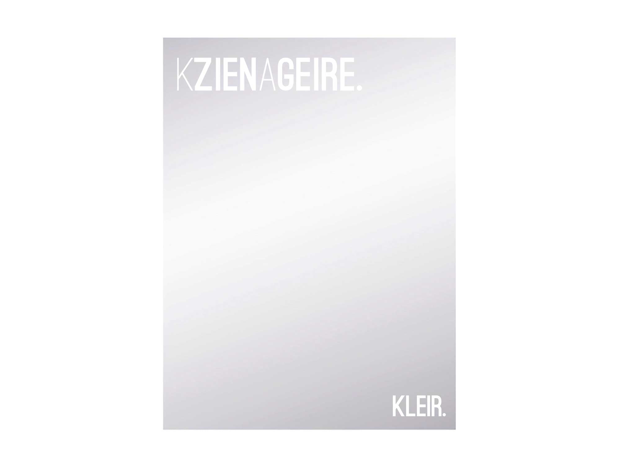 Vooraanzicht van een spiegel met opdruk KZIENAGEIRE.