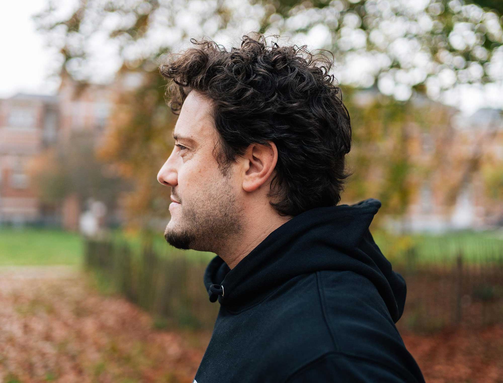 Detail van een zwarte hoodie.