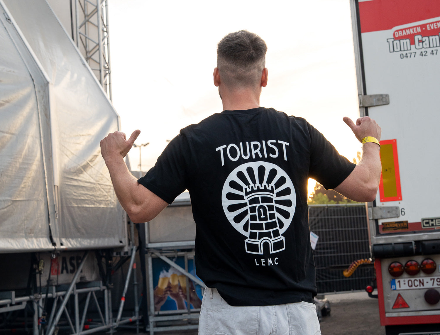 T-shirt • TOURIST met backprint • Zwart • Unisex • Limited Edition