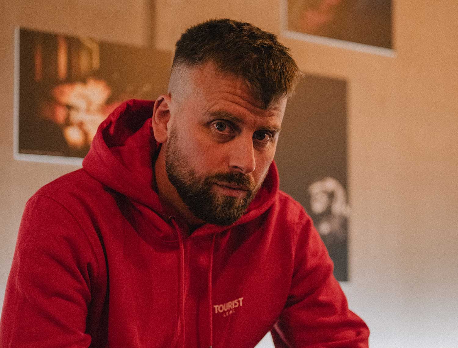 Hoodie • Antwerps Testament - Tourist LeMC • Rood • Unisex • Limited Edition