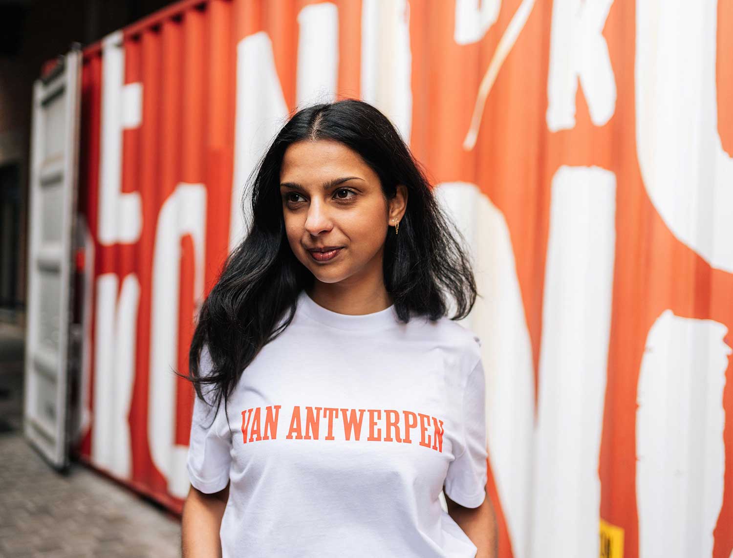 Vrouw met een witte T-shirt met opdruk Van Antwerpen in de typische GVA letters.