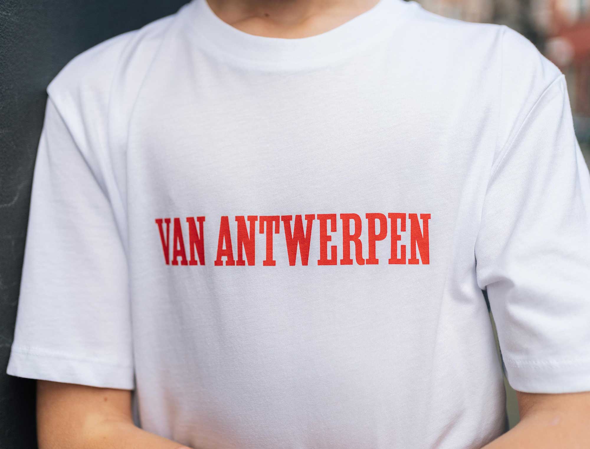 Close-up van witte T-shirt met rode opdruk Van Antwerpen