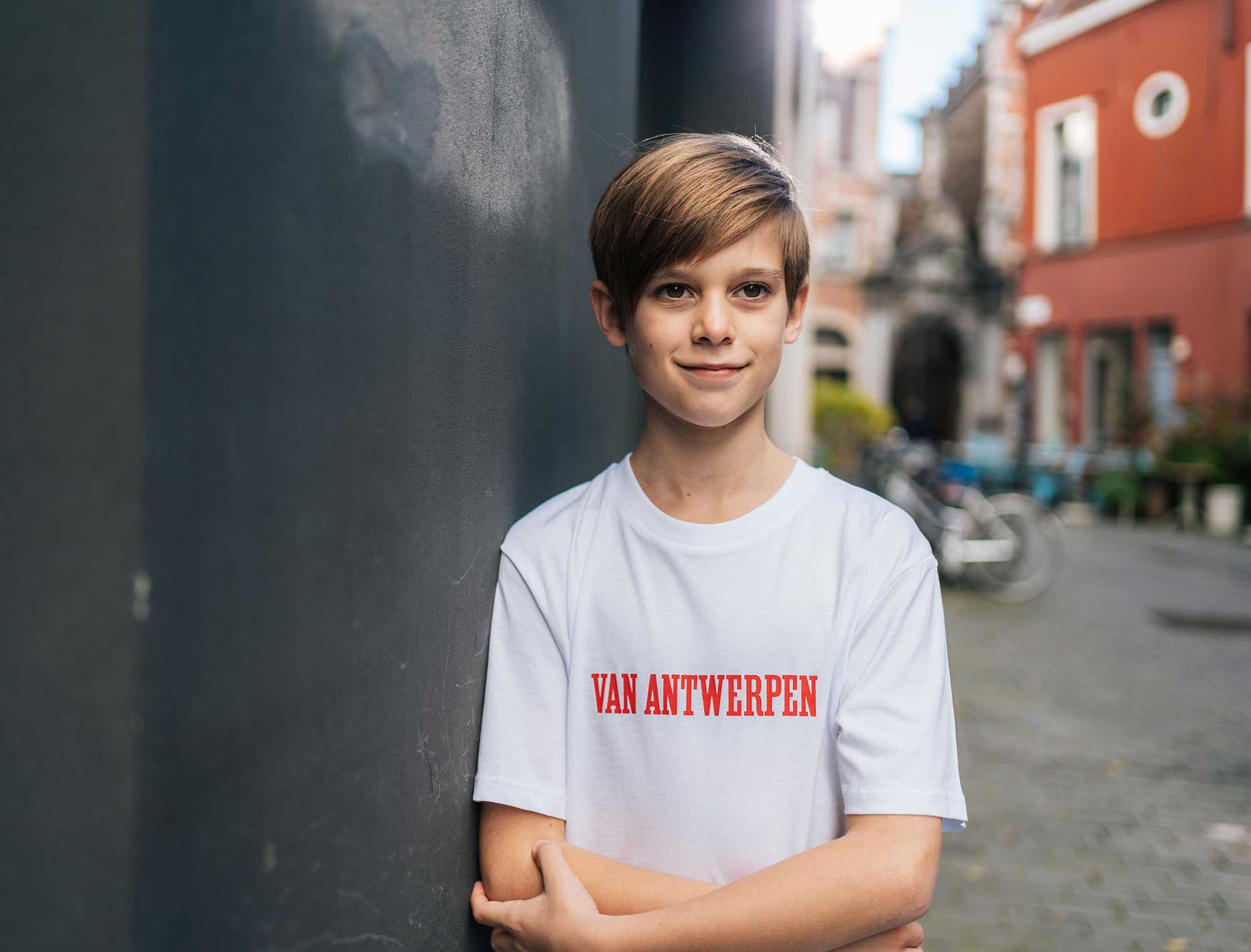 jongen met witte T-shirt met rode opdruk Van Antwerpen