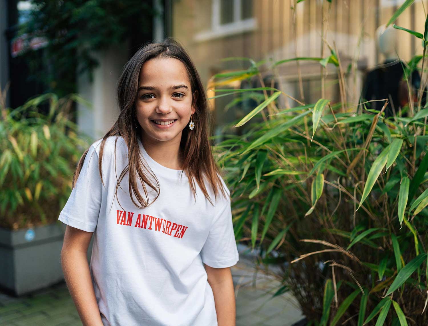 meisje met een witte T-shirt met rode opdruk Van Antwerpen