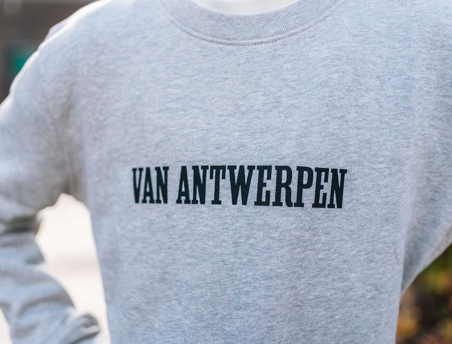 Grijze sweater met opdruk Van Antwerpen met typische GVA letters