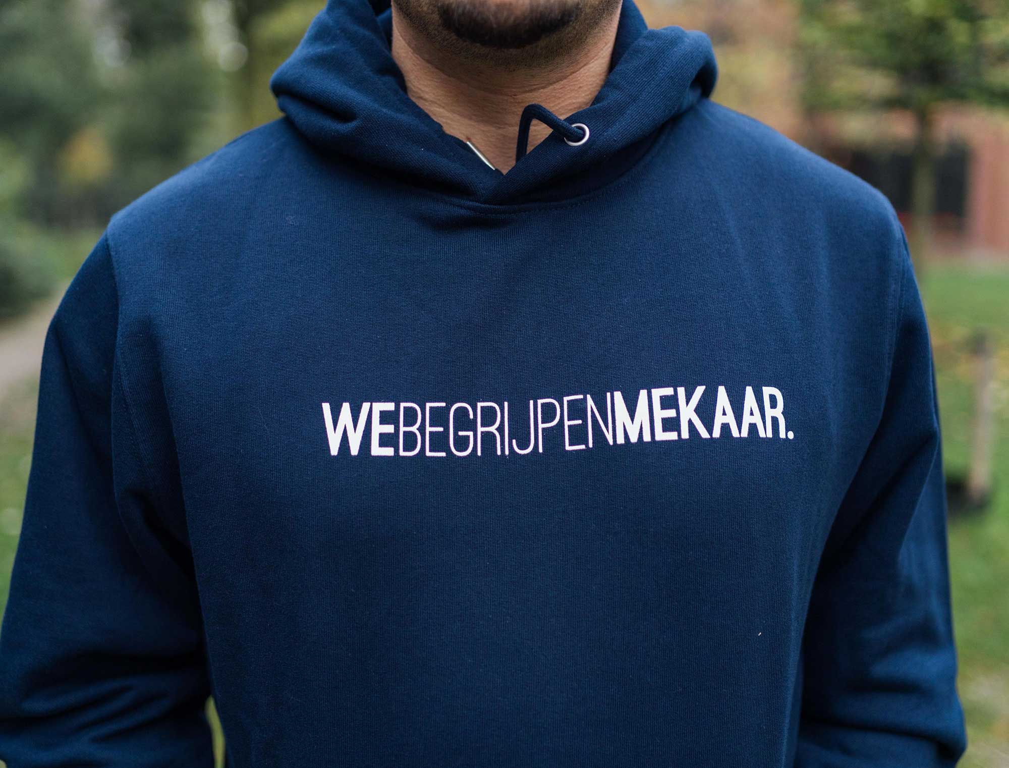 Blauwe hoodie voor volwassenen met opdruk WEBEGRIJPENMEKAAR.