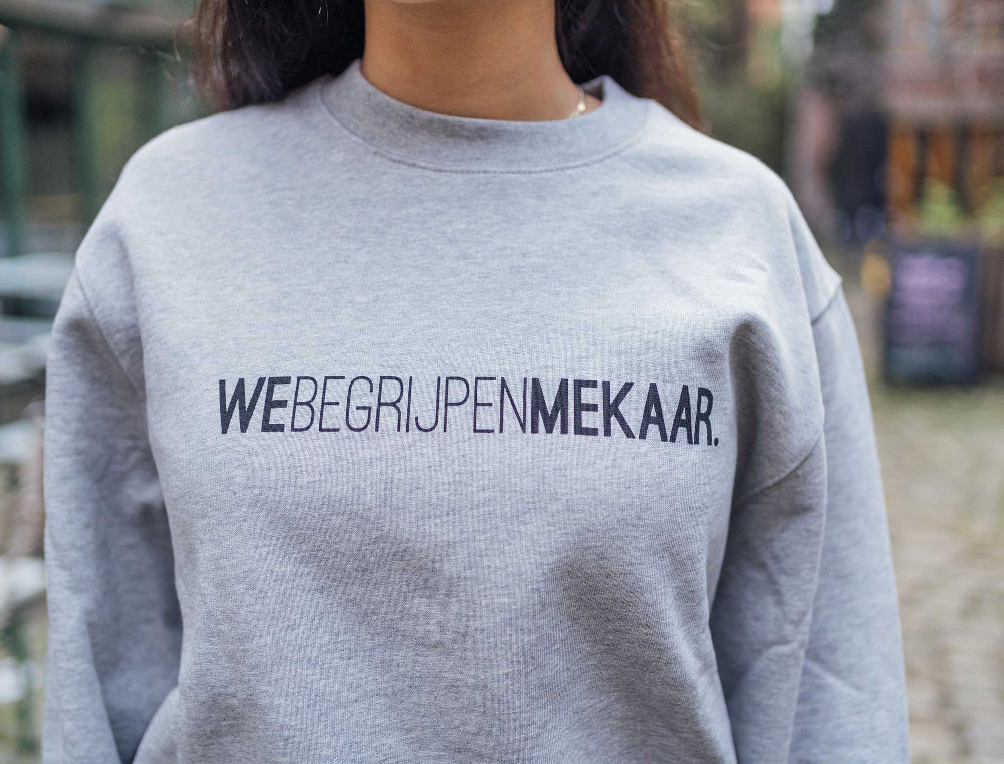 Grijze sweater met opdruk WEBEGRIJPENMEKAAR.