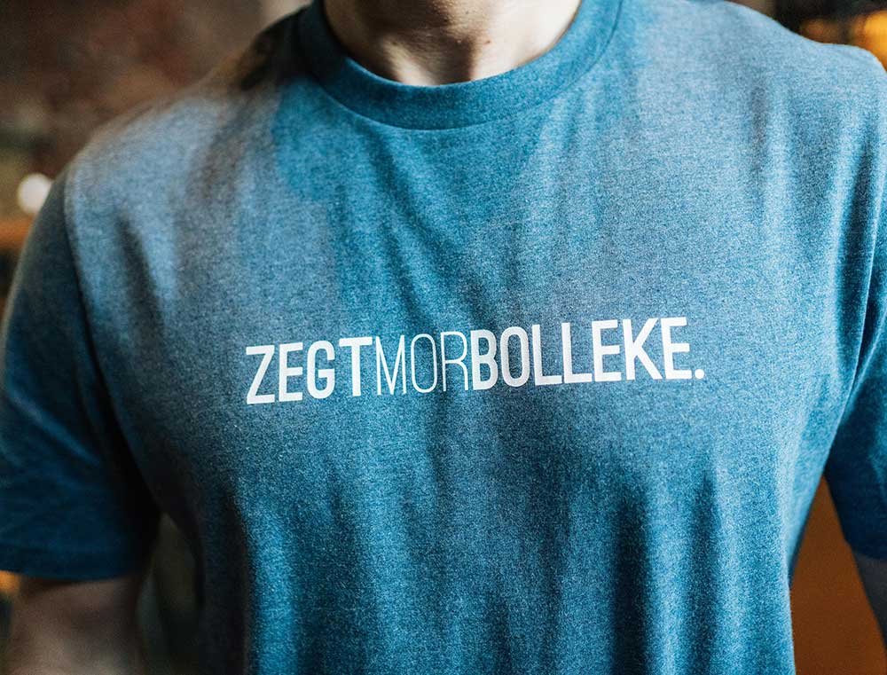 Blauwe T-shirt met opdruk ZEGTMORBOLLEKE.