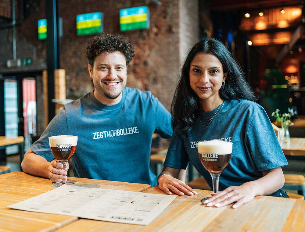 Man en vrouw met een blauwe T-shirt met opdruk ZEGTMORBOLLEKE.