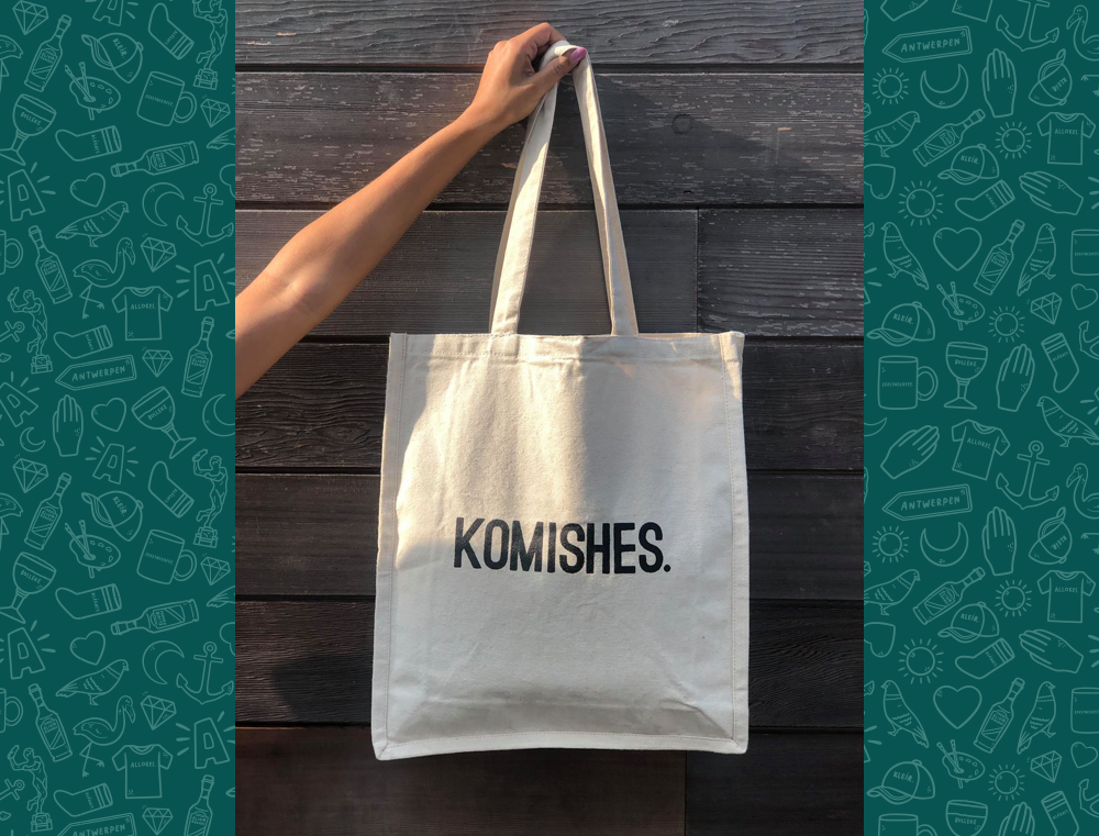 Beige totebag met opdruk KOMISHES.