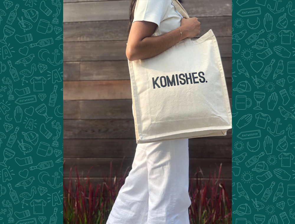 Beige totebag met opdruk KOMISHES.