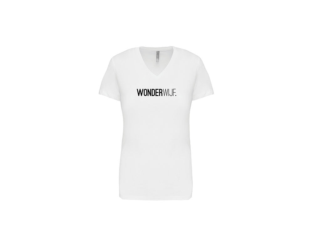 Witte T-shirt met een v-hals met opdruk WONDERWIJF.