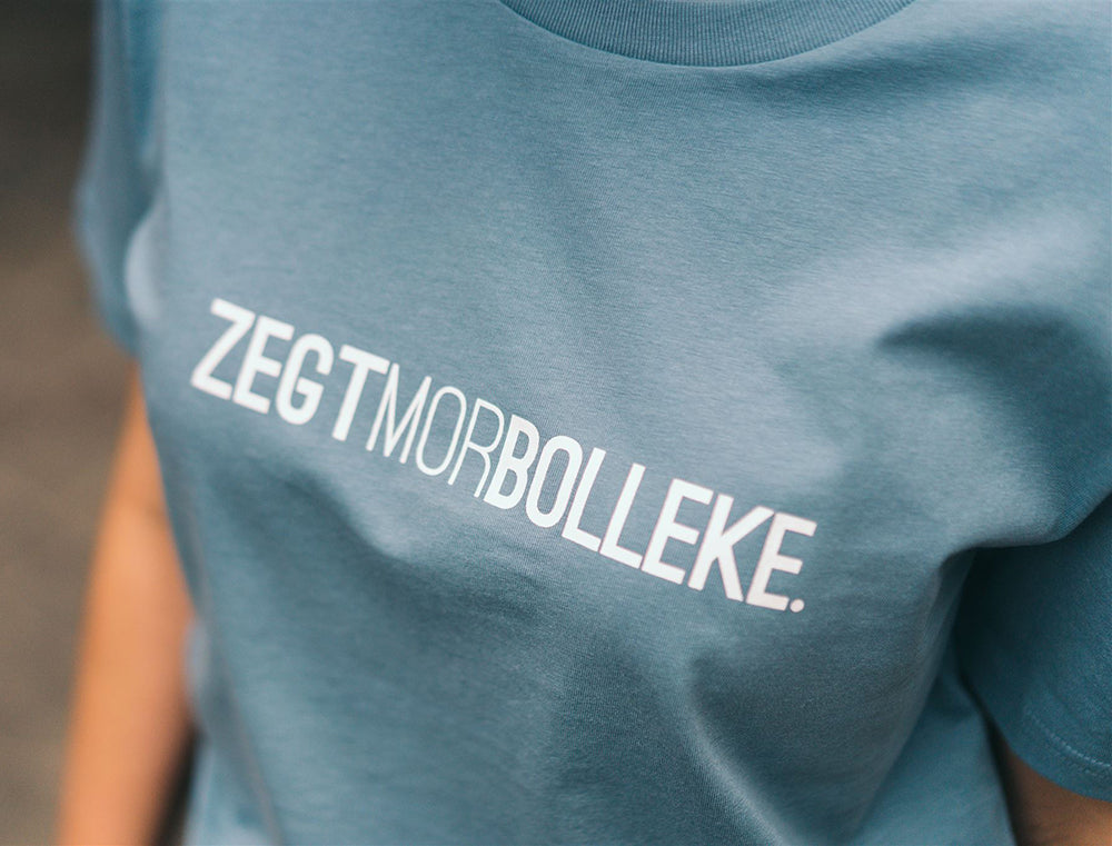 Blauwe T-shirt met opdruk ZEGTMORBOLLEKE.