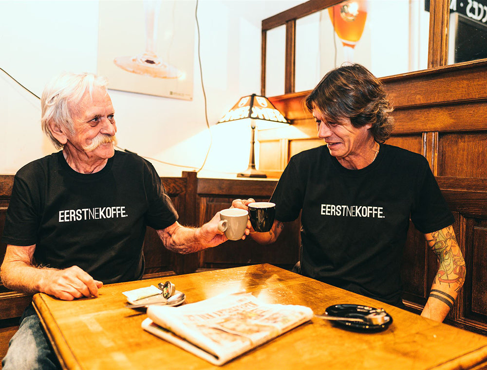 2 mannen met zwarte T-shirts met opdruk EERSTNEKOFFE.