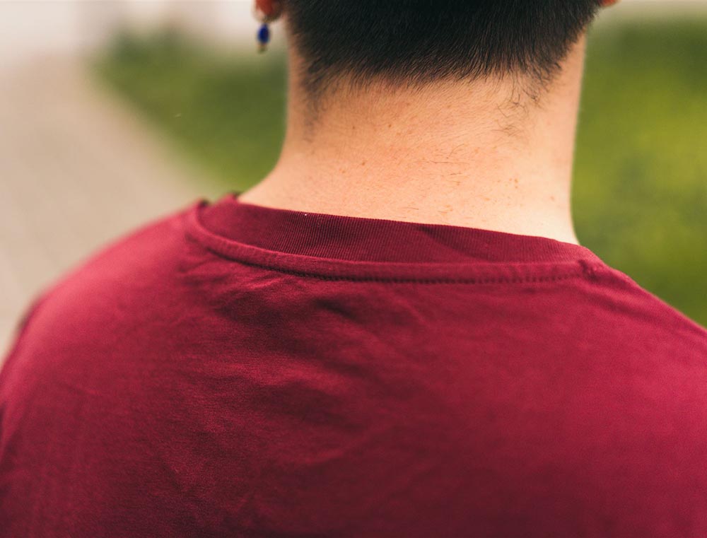 Close-up van bordeaux T-shirt met opdruk TOETERNITOE.