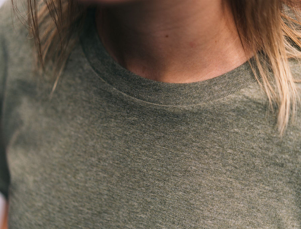 Detail van een kaki T-shirt