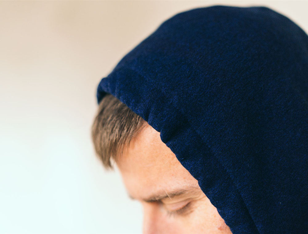 Close-up van de kap van een donkerblauwe hoodie.
