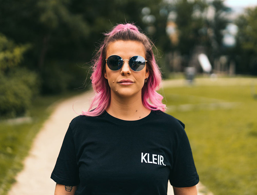 Vrouw met zwarte T-shirt.