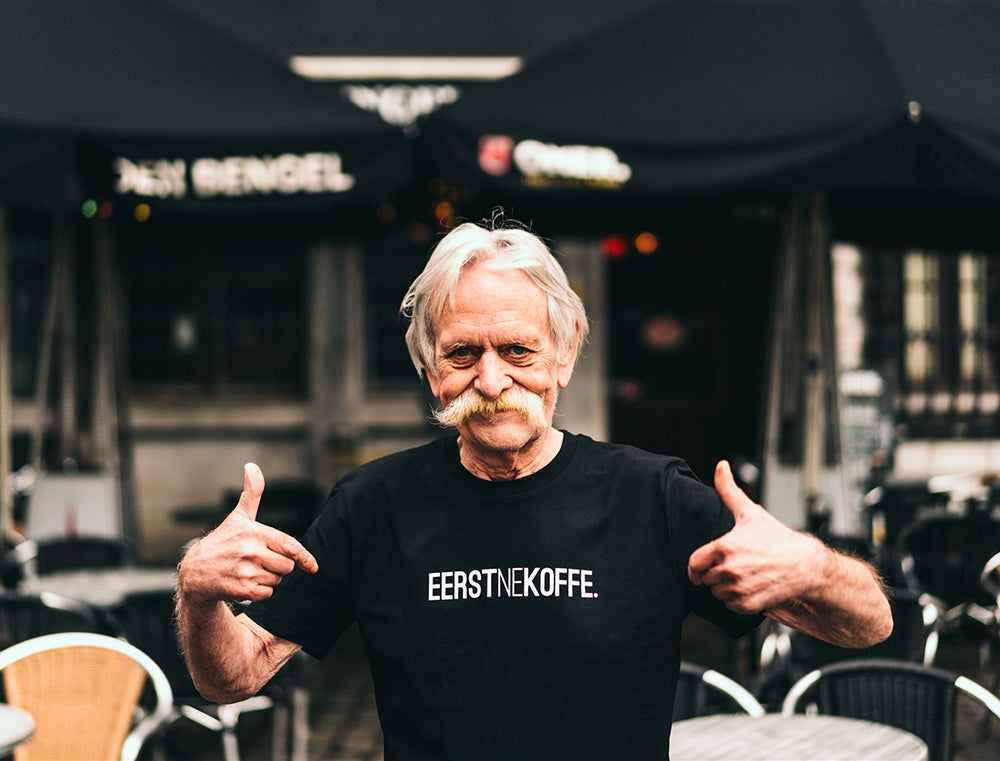 Man met zwarte T-shirt met opdruk EERSTNEKOFFE.