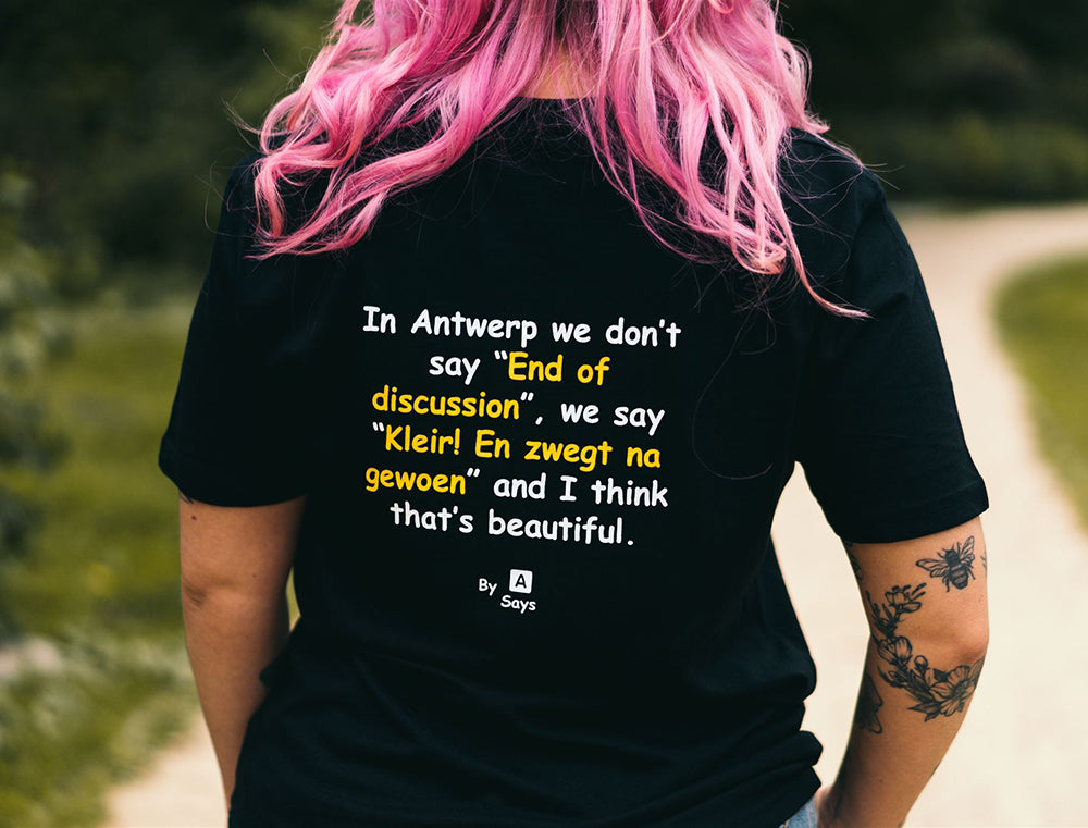 Vrouw met zwarte T-shirt met geel/witte opdruk.