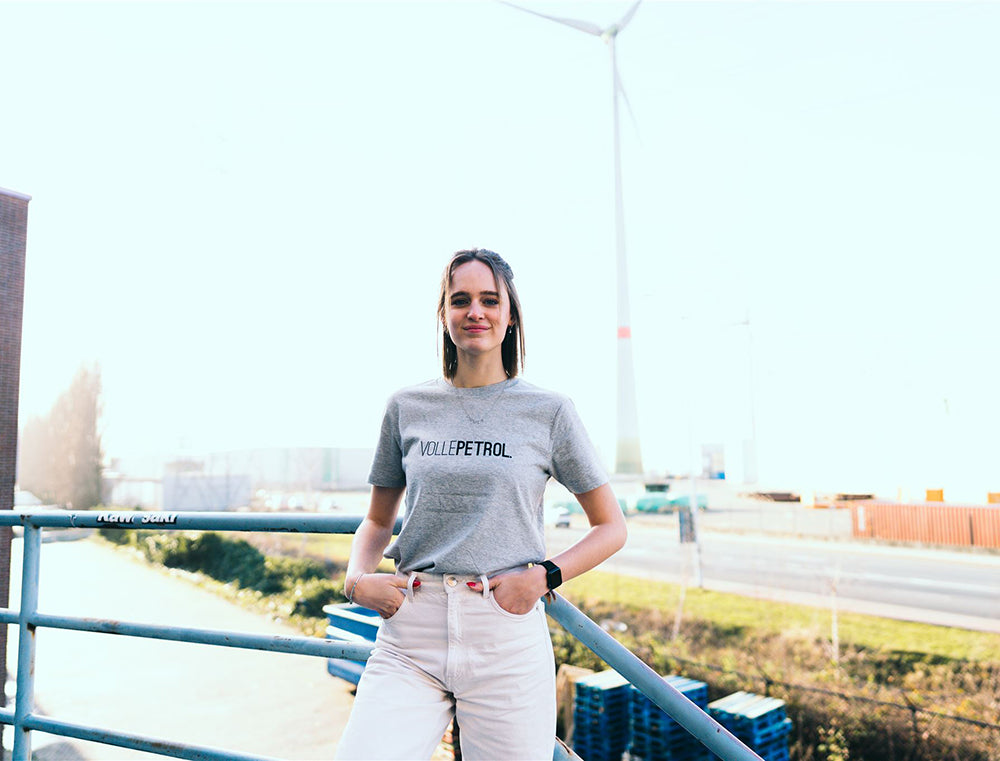 Vrouw met een grijze T-shirt met opdruk VOLLEPETROL.