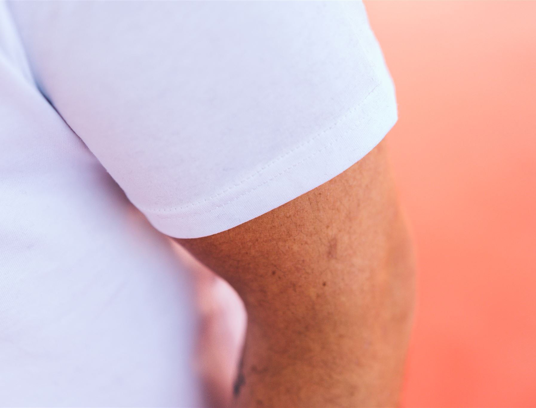 Close-up van een witte mouw van een T-shirt.