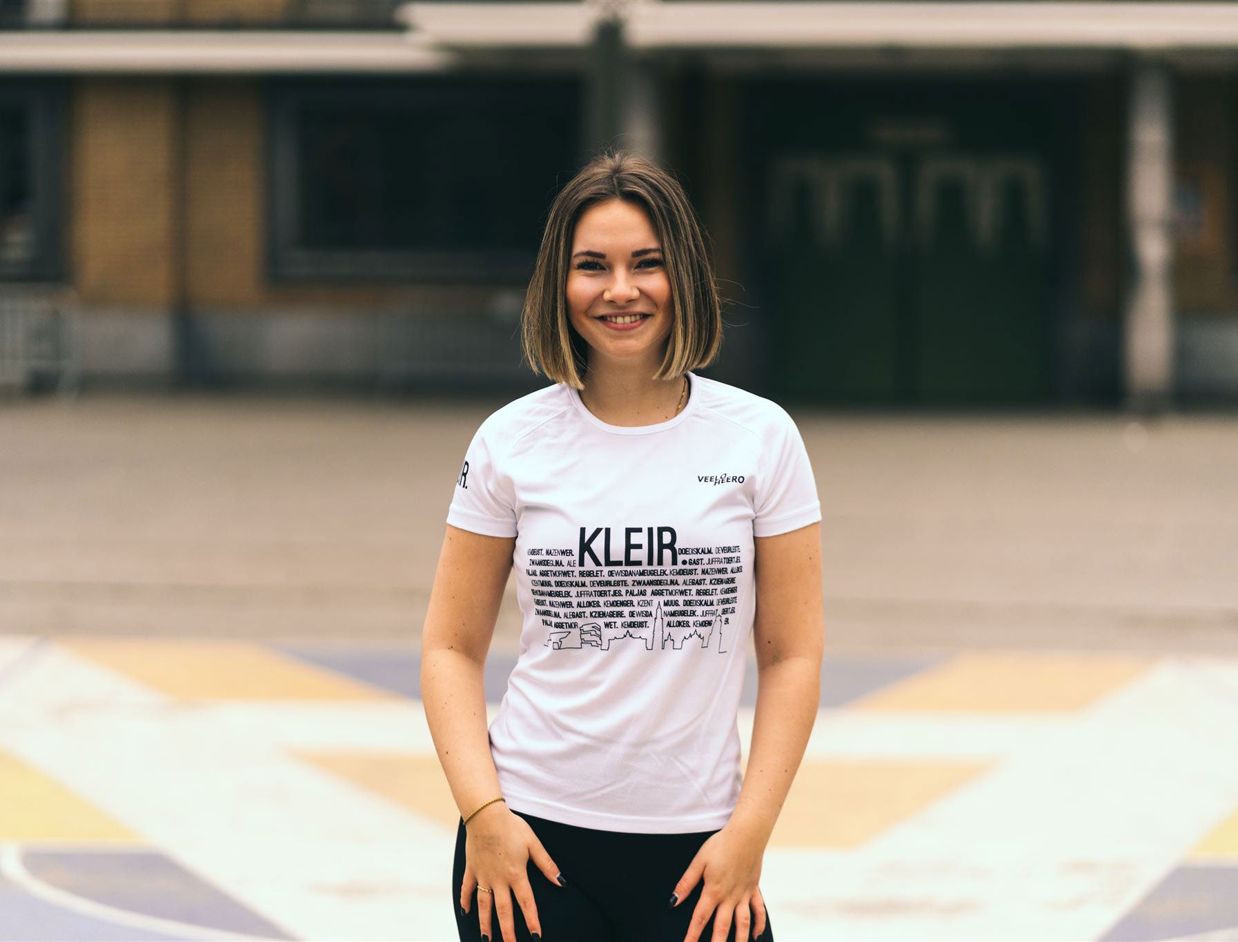 Vrouw met een wit loopshirt met opdruk KLEIR.