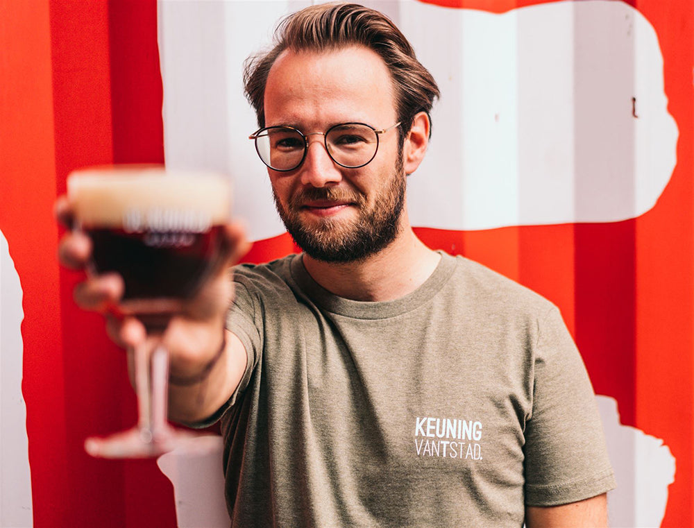 Man met kaki T-shirt met opdruk KEUNING VANTSTAD