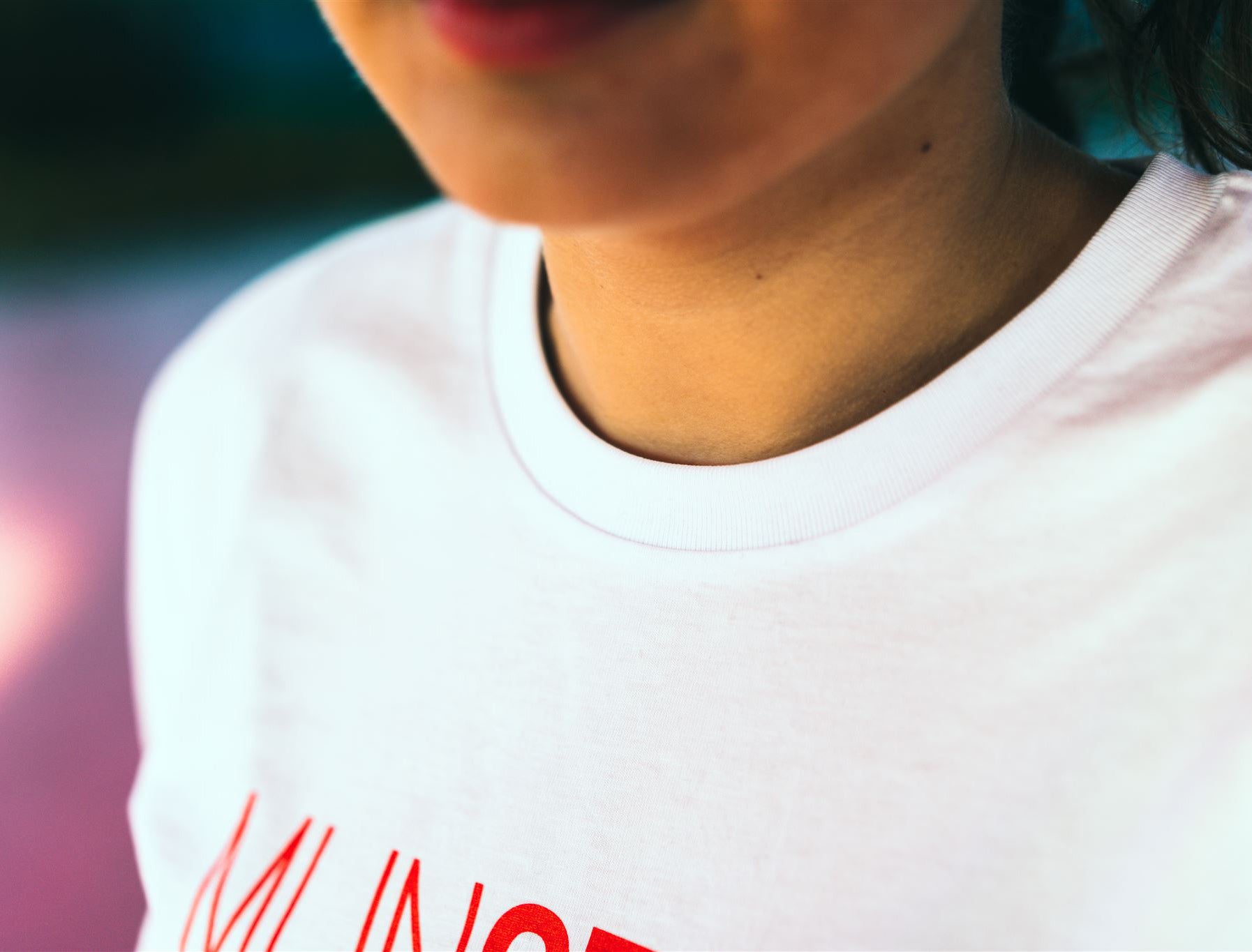 Close-up van een witte T-shirt.