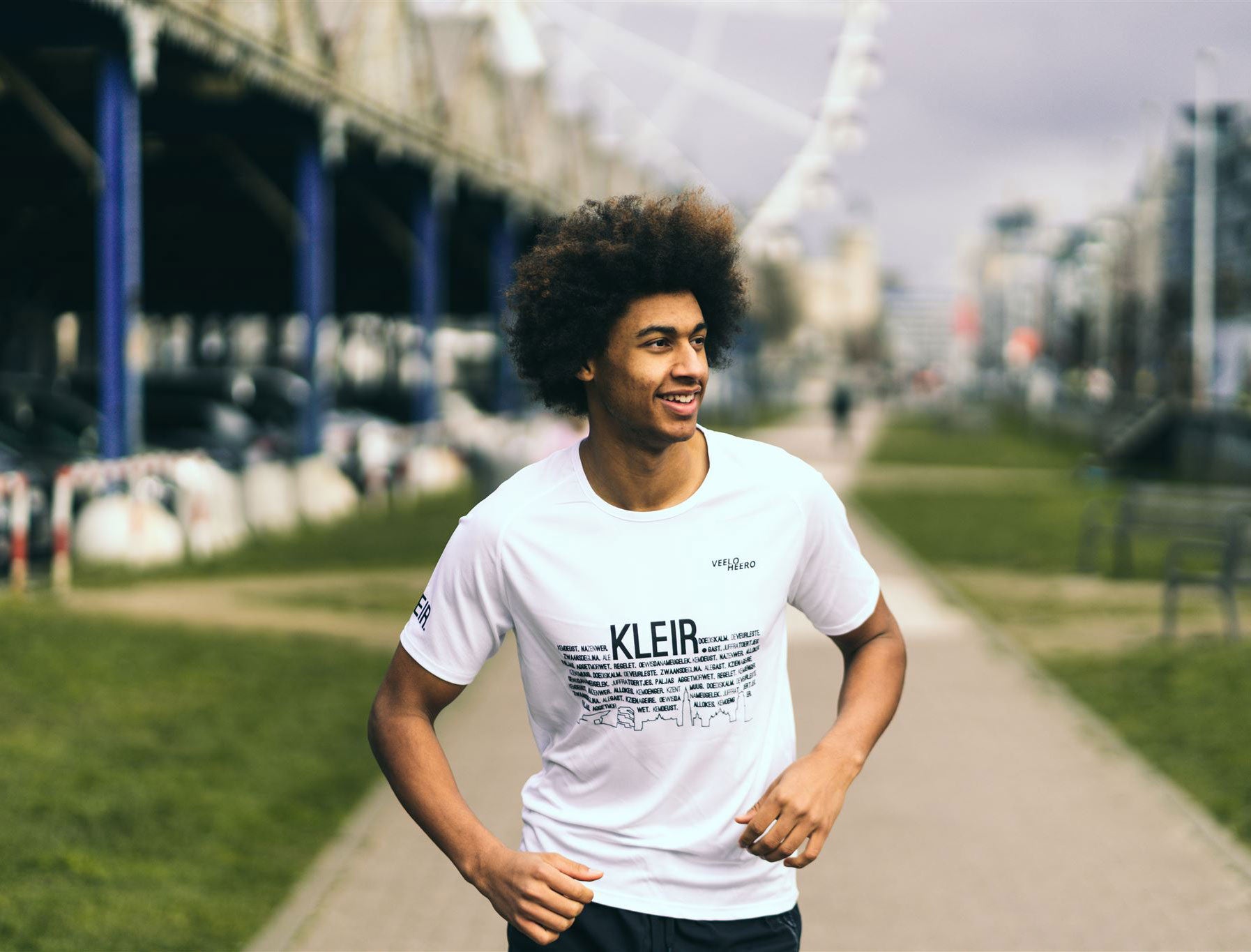 Man met wit loopshirt met opdruk KLEIR.