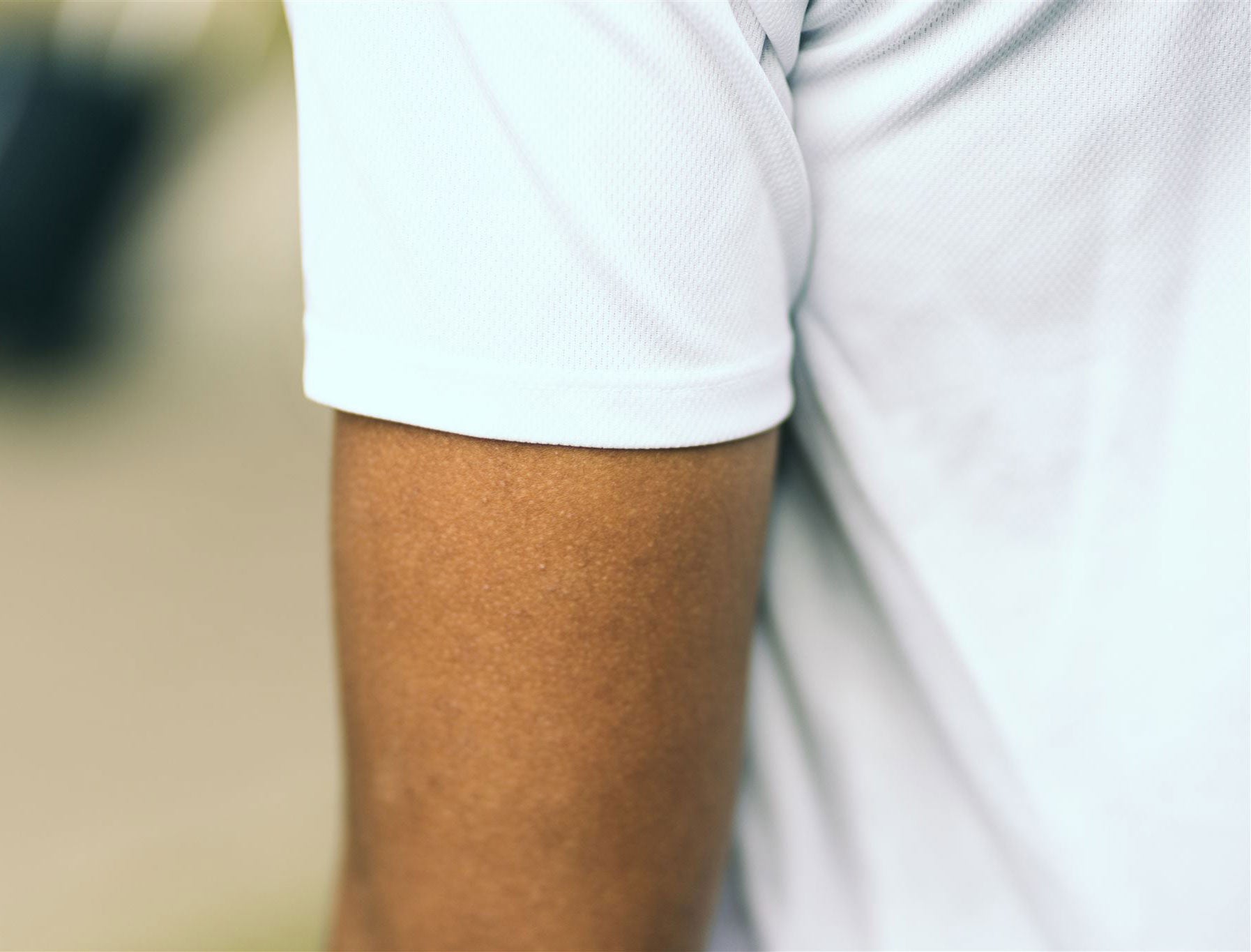 Close-up van een wit loopshirt.