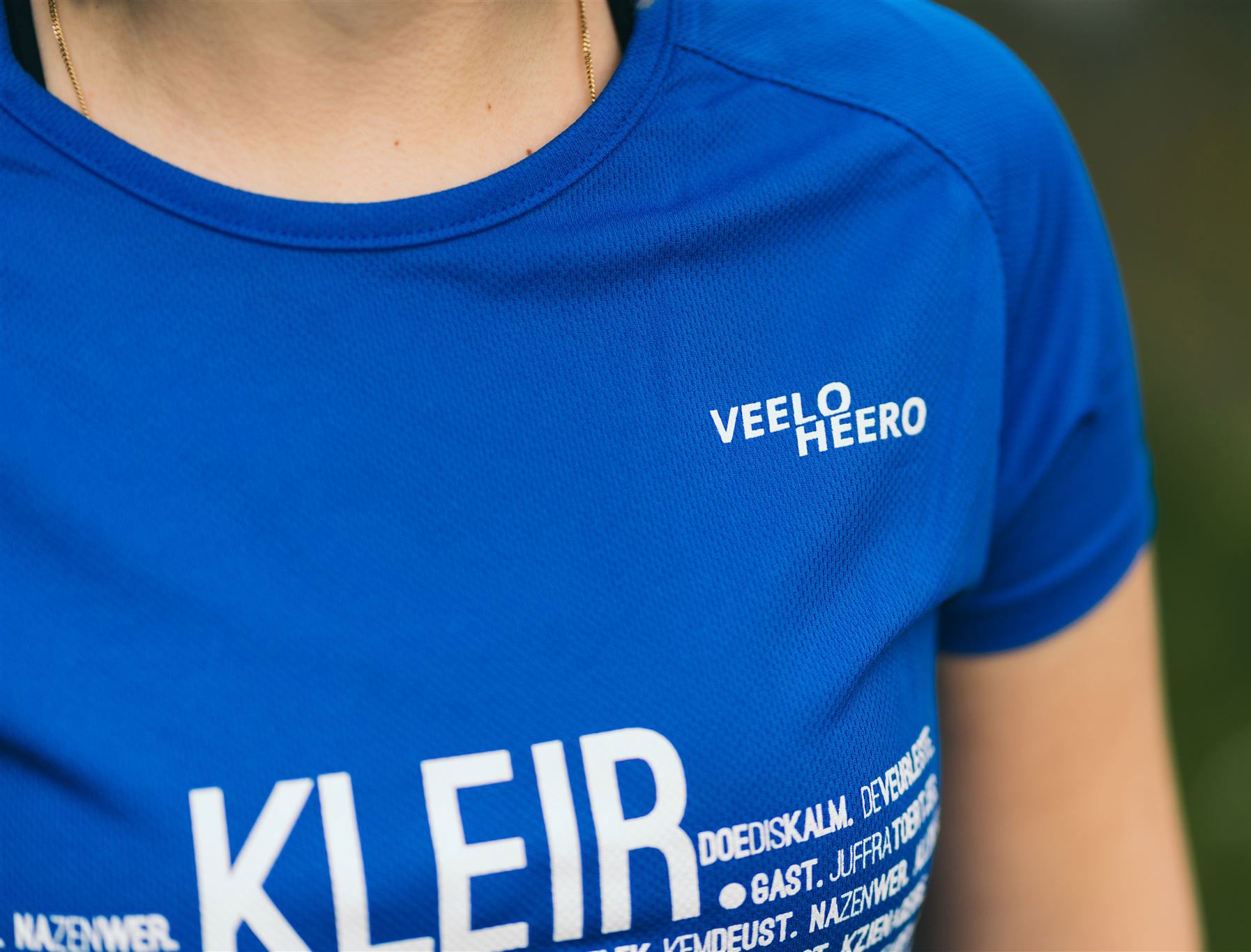 Close-up van een blauw loopshirt voor vrouwen.