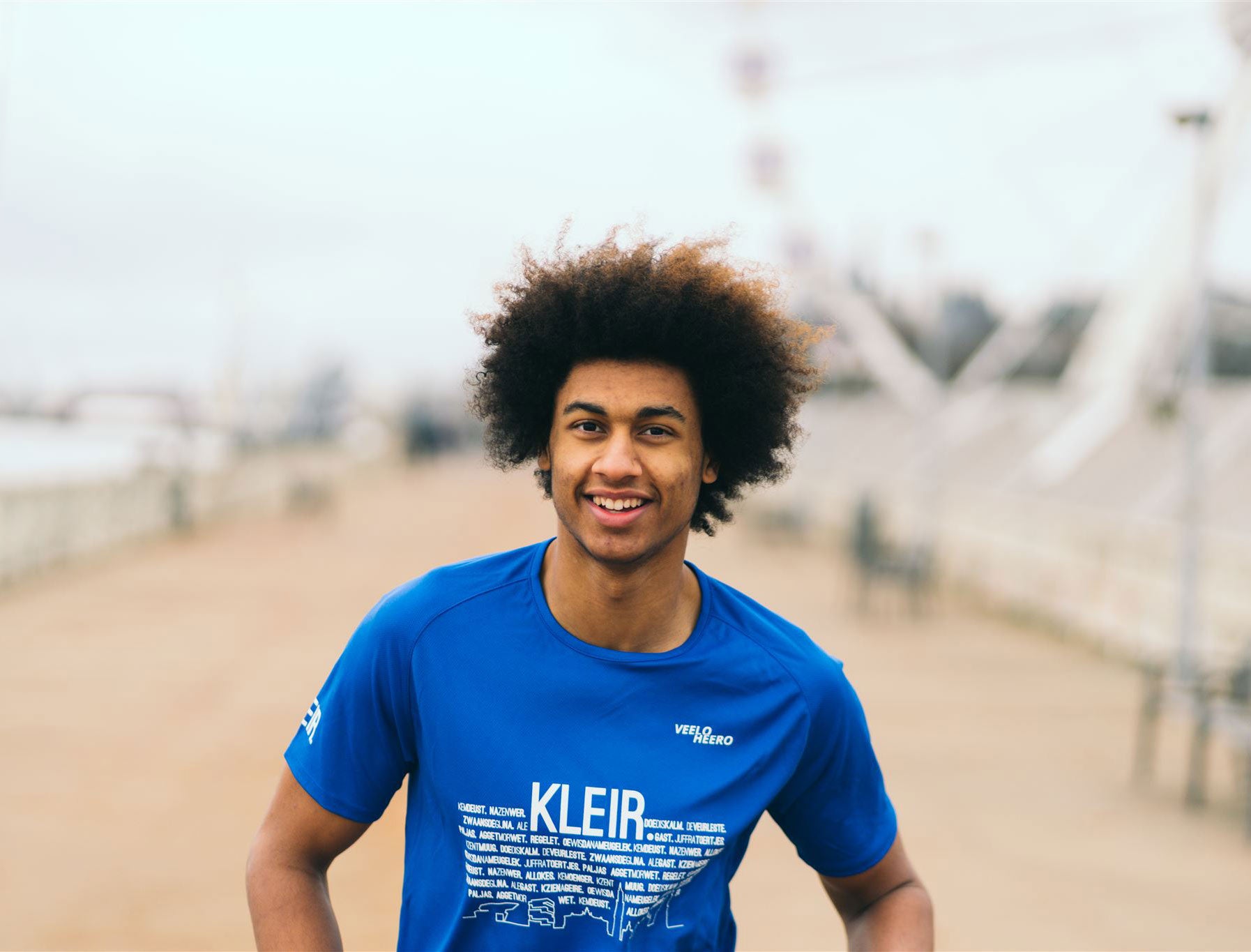 Man met blauw loopshirt met opdruk KLEIR.