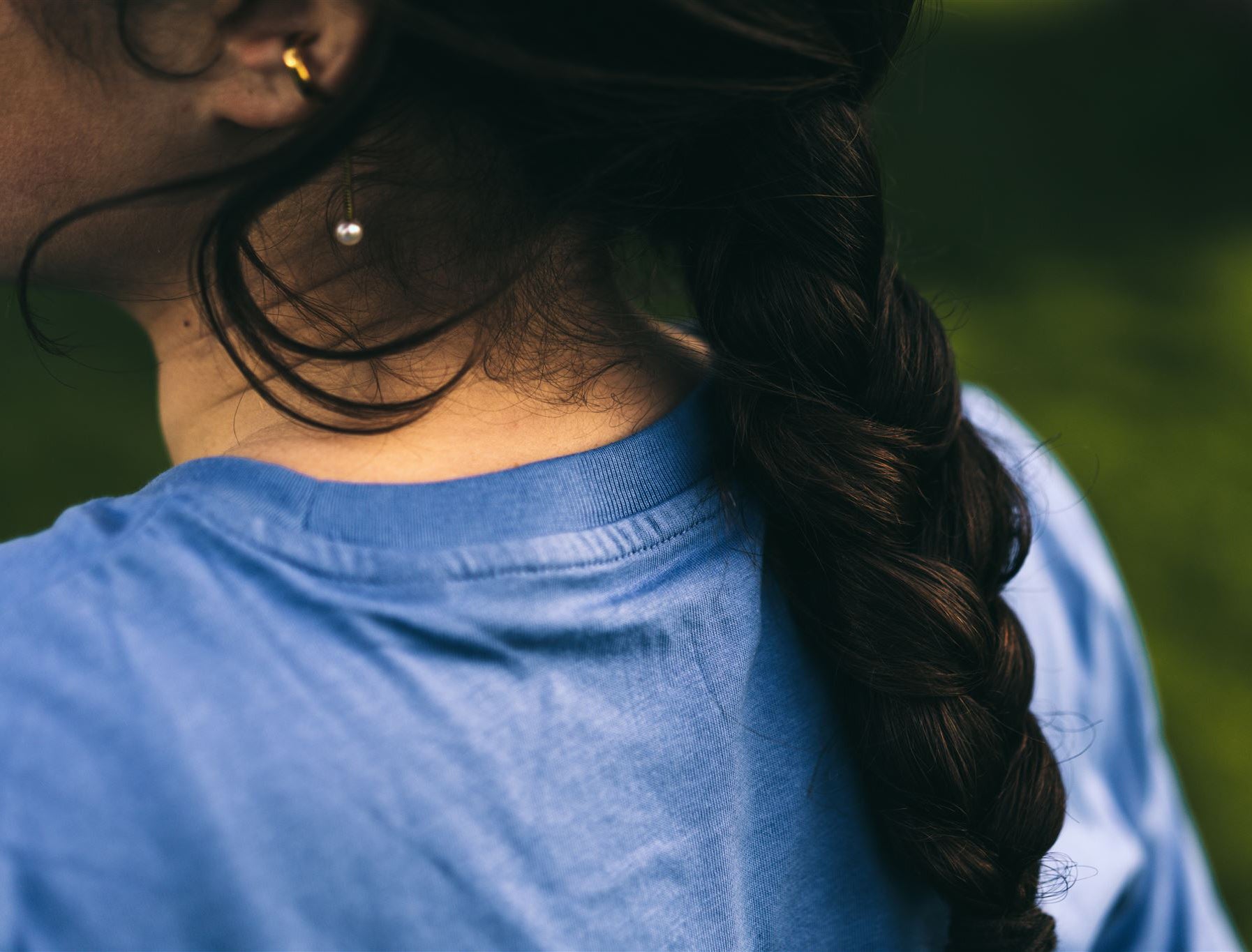 Close-up van een blauwe T-shirt.