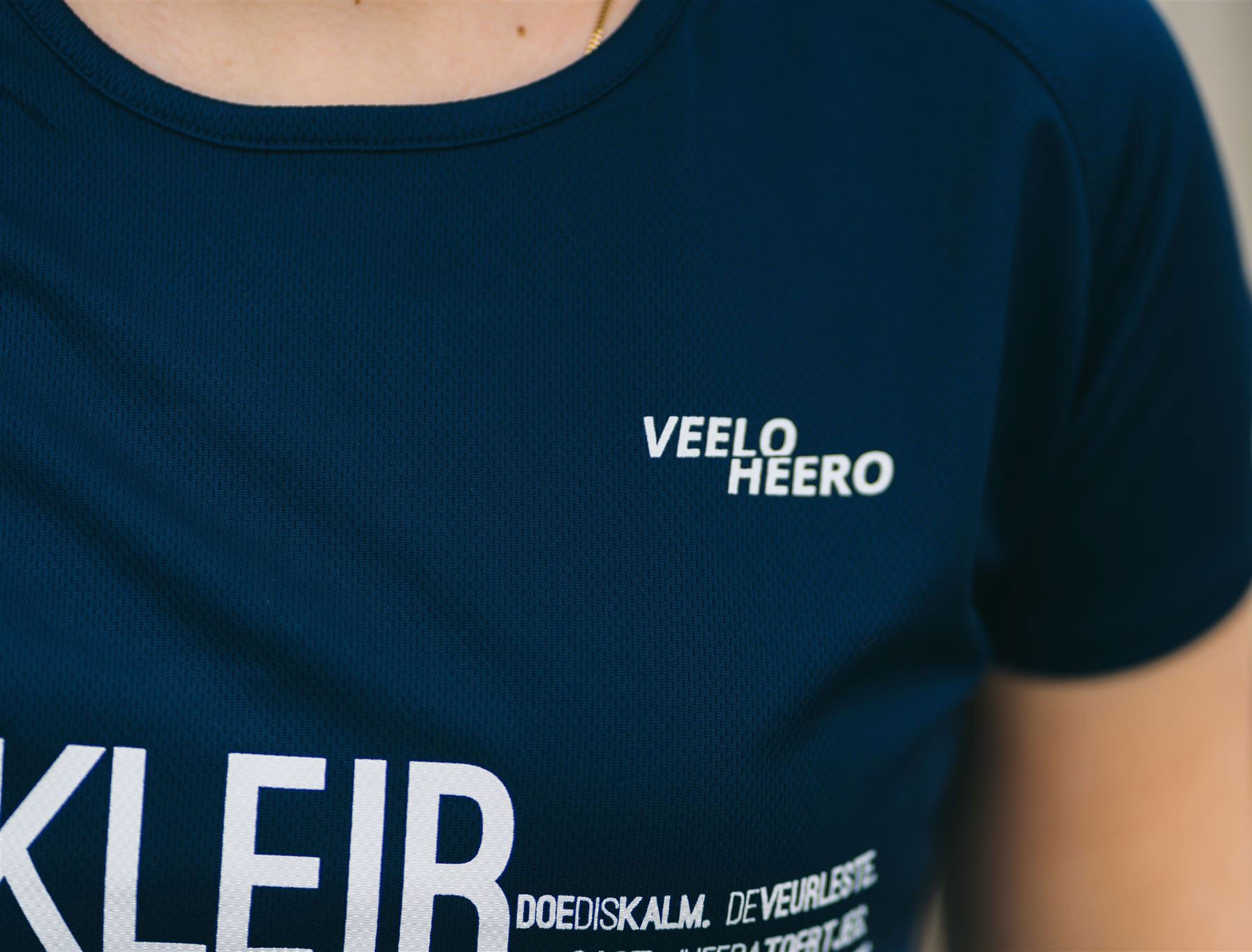 Close-up van een donkerblauw loopshirt voor vrouwen.