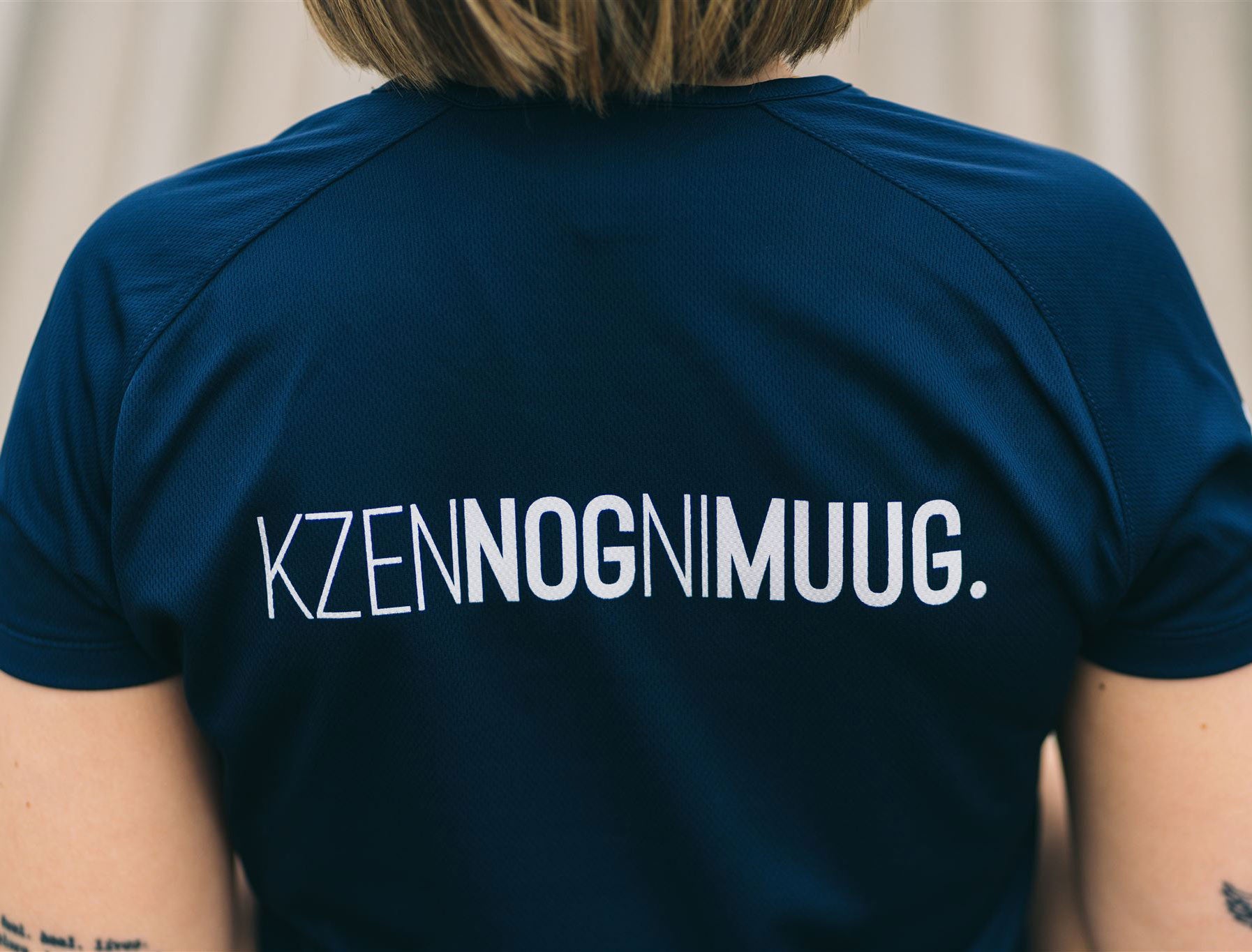 Close-up van een donkerblauw loopshirt voor vrouwen.