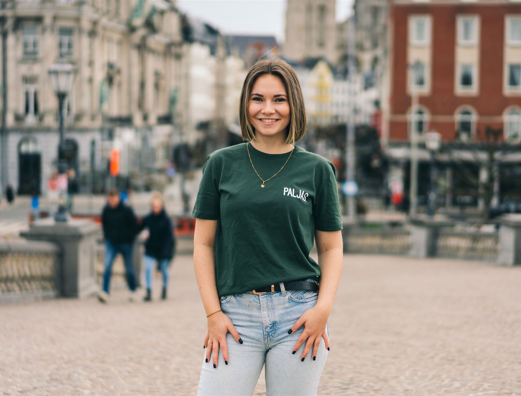 Vrouw met een groene T-shirt met opdruk PALJAS.