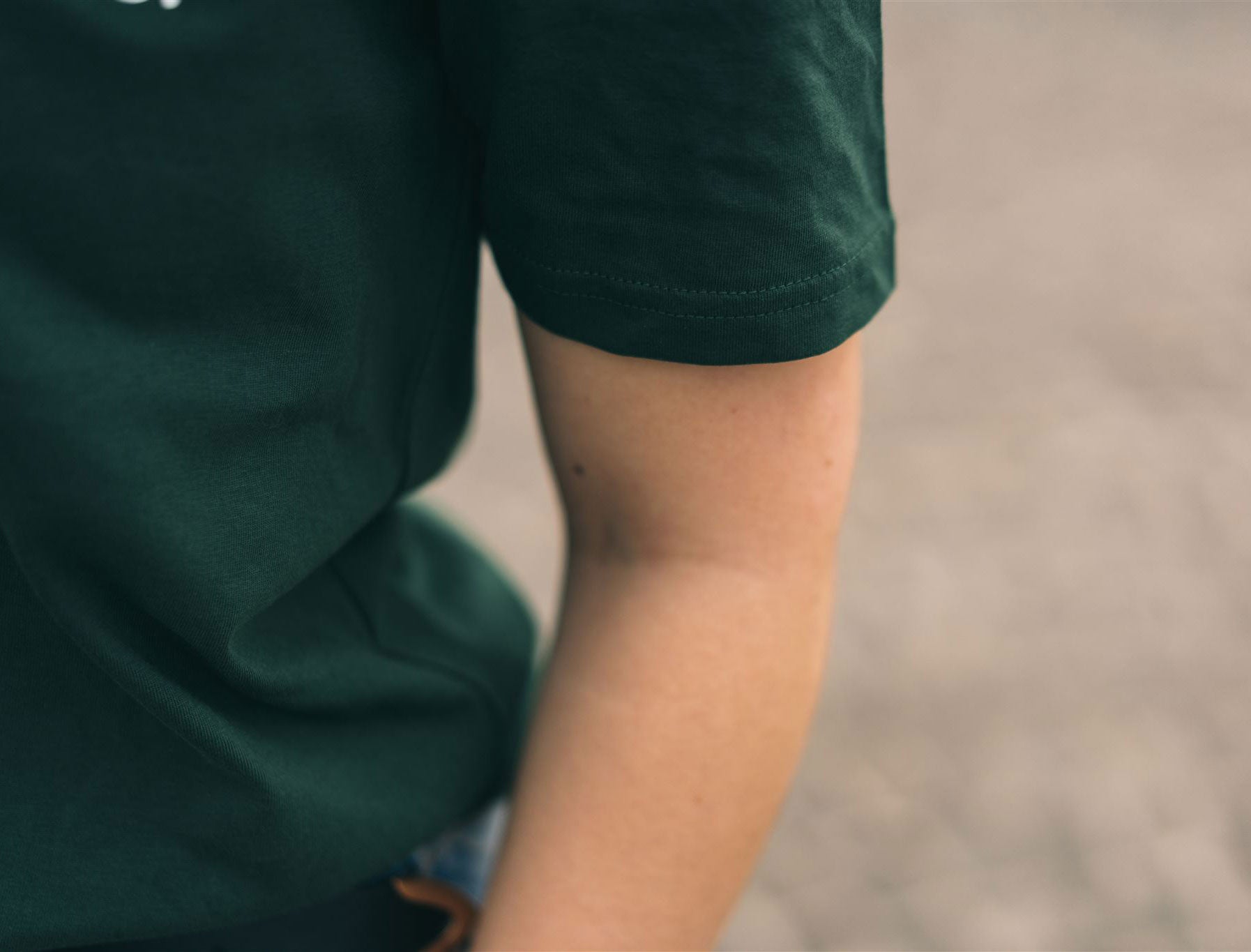 Close-up van een groene T-shirt.