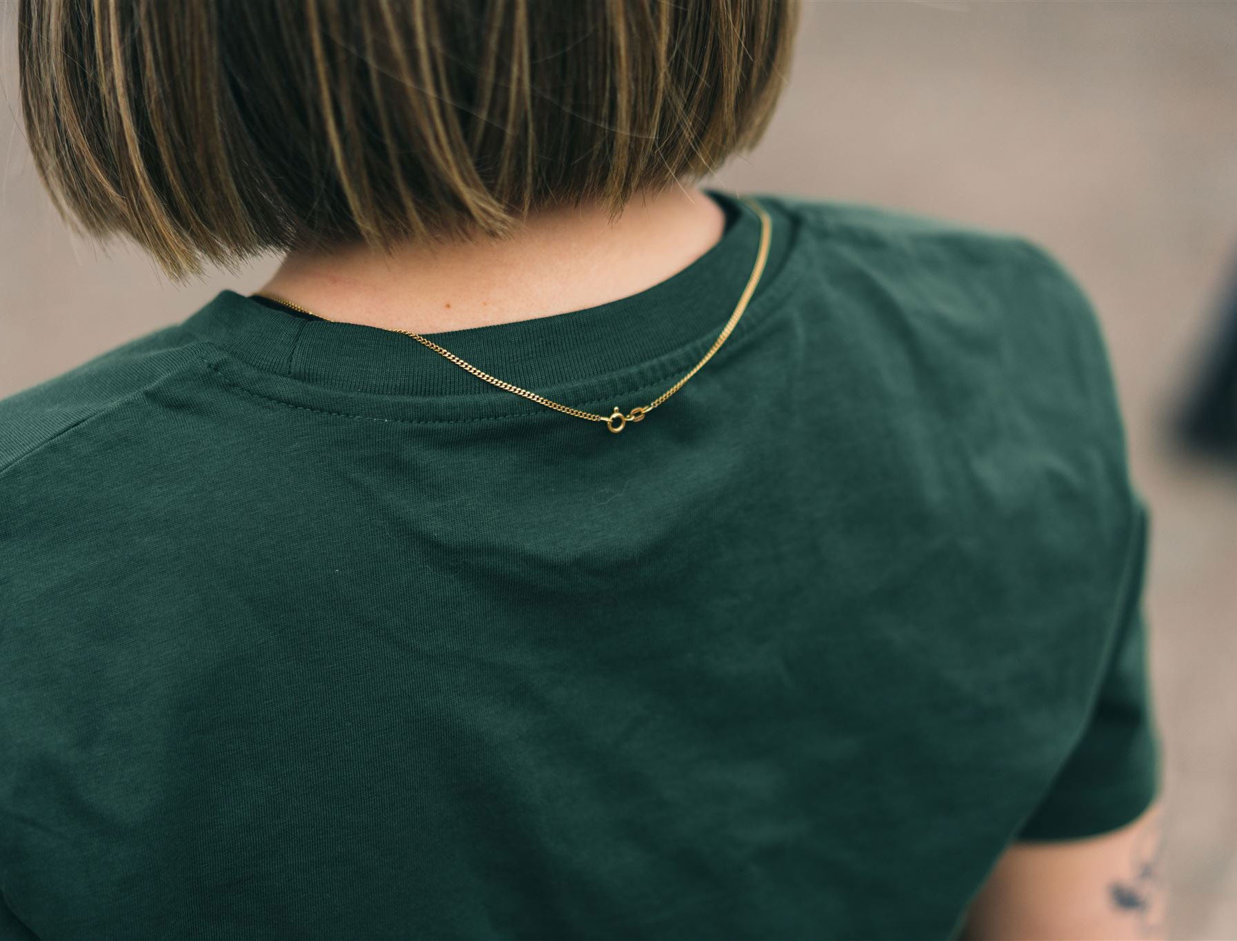 Close-up van een groene T-shirt.