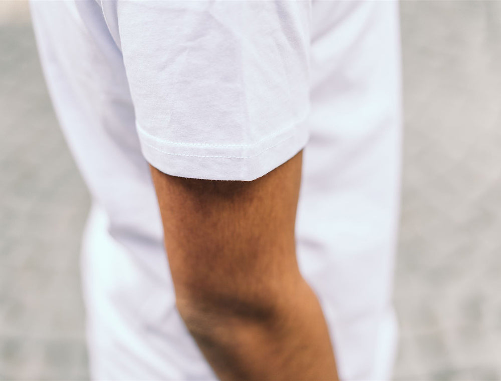 Close-up van een witte mouw.