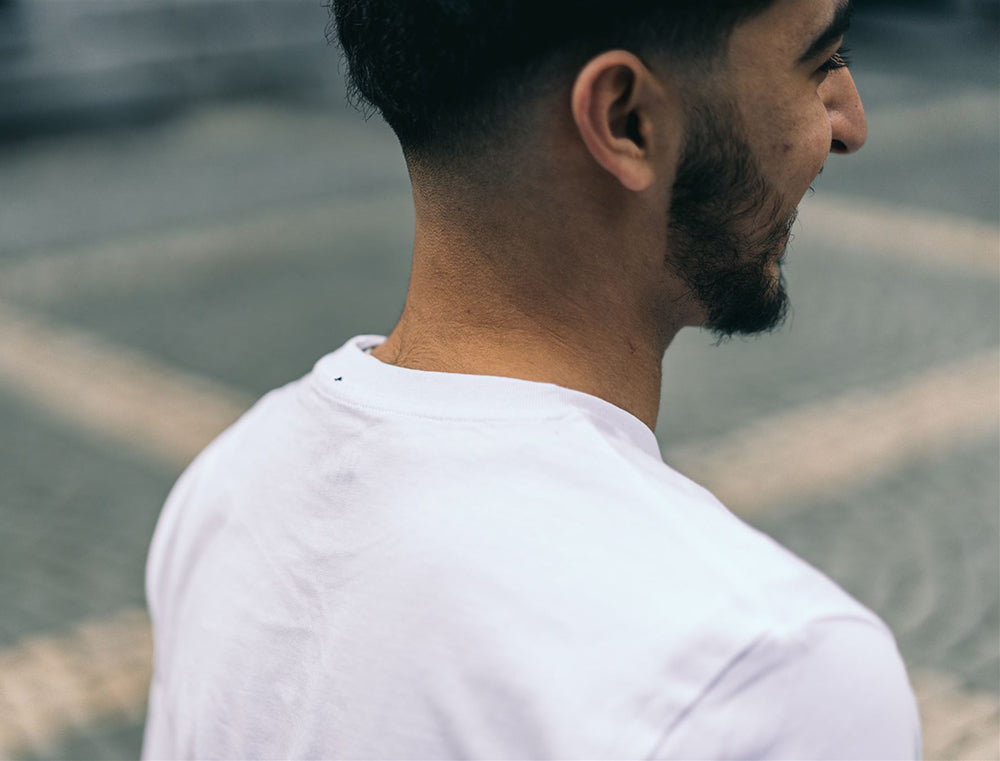 Close-up van de nek van een witte T-shirt.