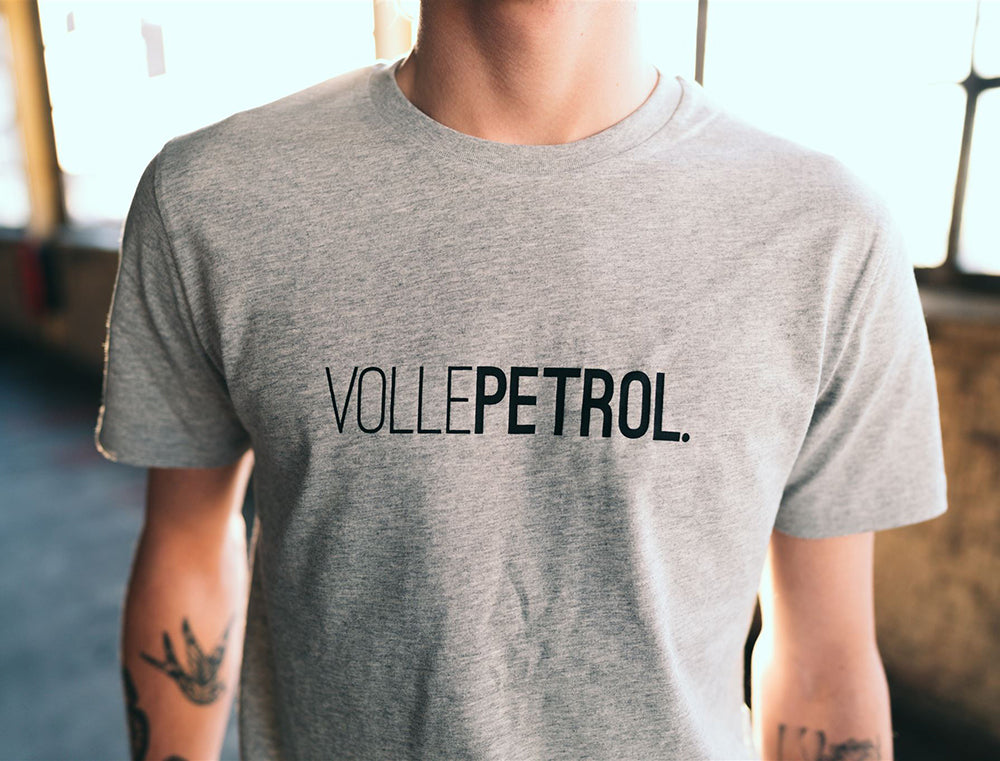 Close-up van een grijze T-shirt met opdruk VOLLEPETROL.
