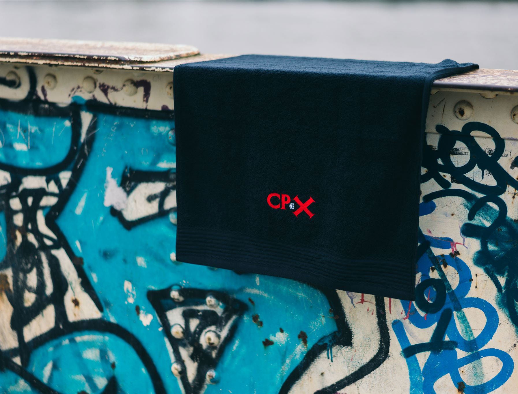 Zwarte handdoek met opdruk CPeX.