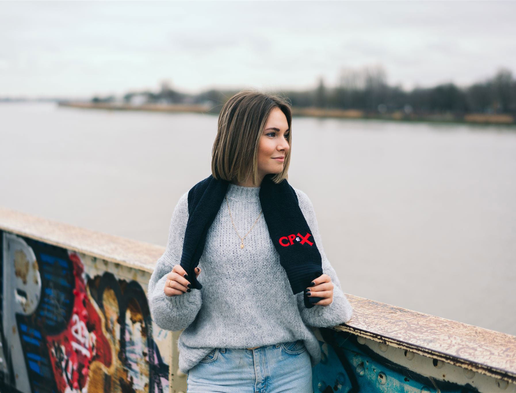 Vrouw met zwarte handdoek met opdruk CPeX.