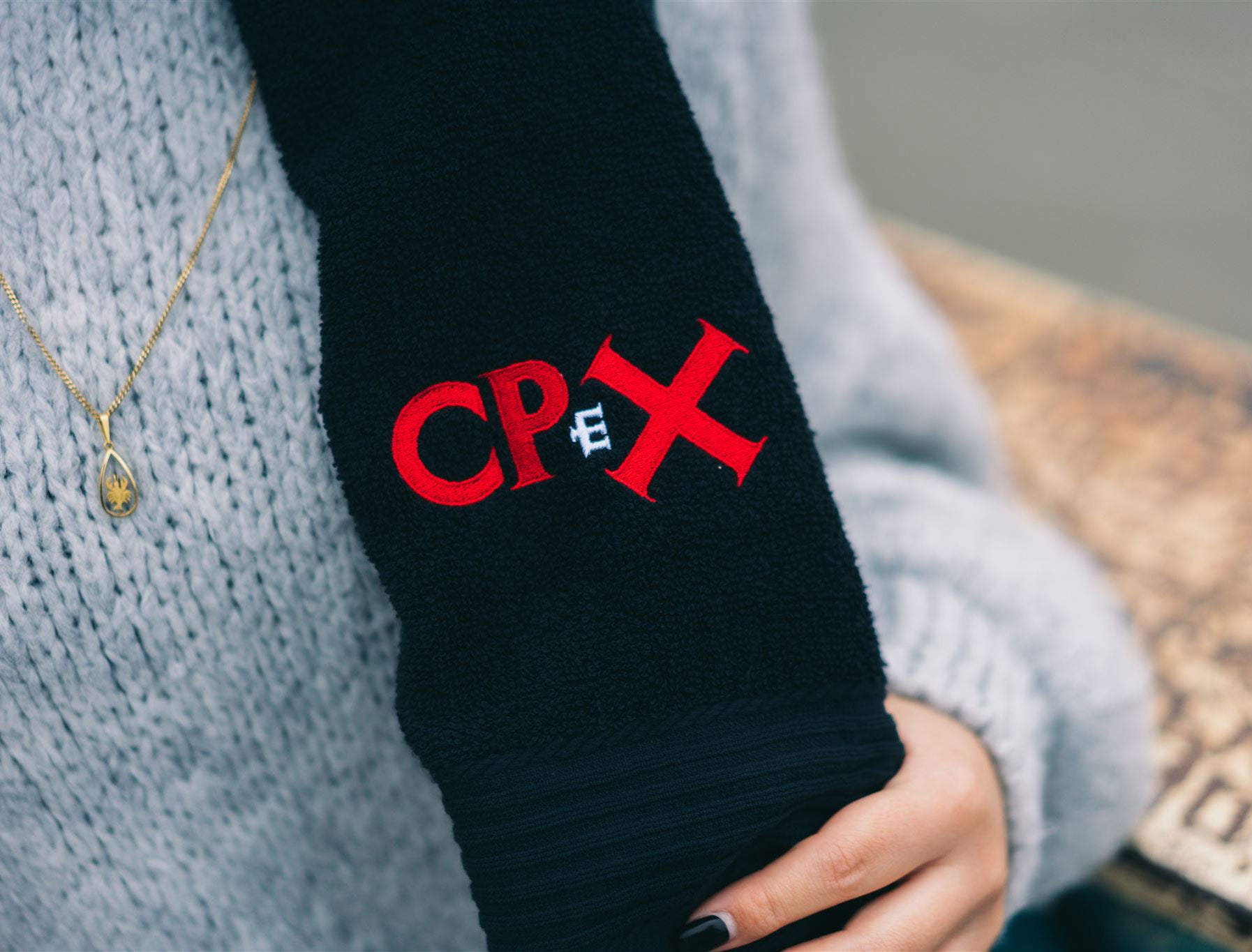 Zwarte handdoek met opdruk CPeX.
