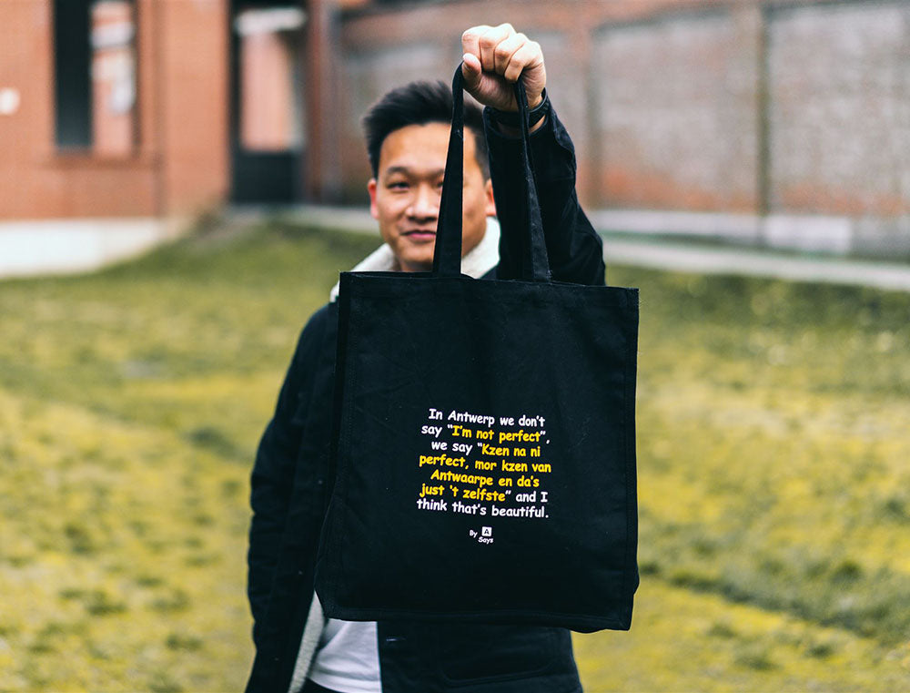 Man met zwarte totebag.
