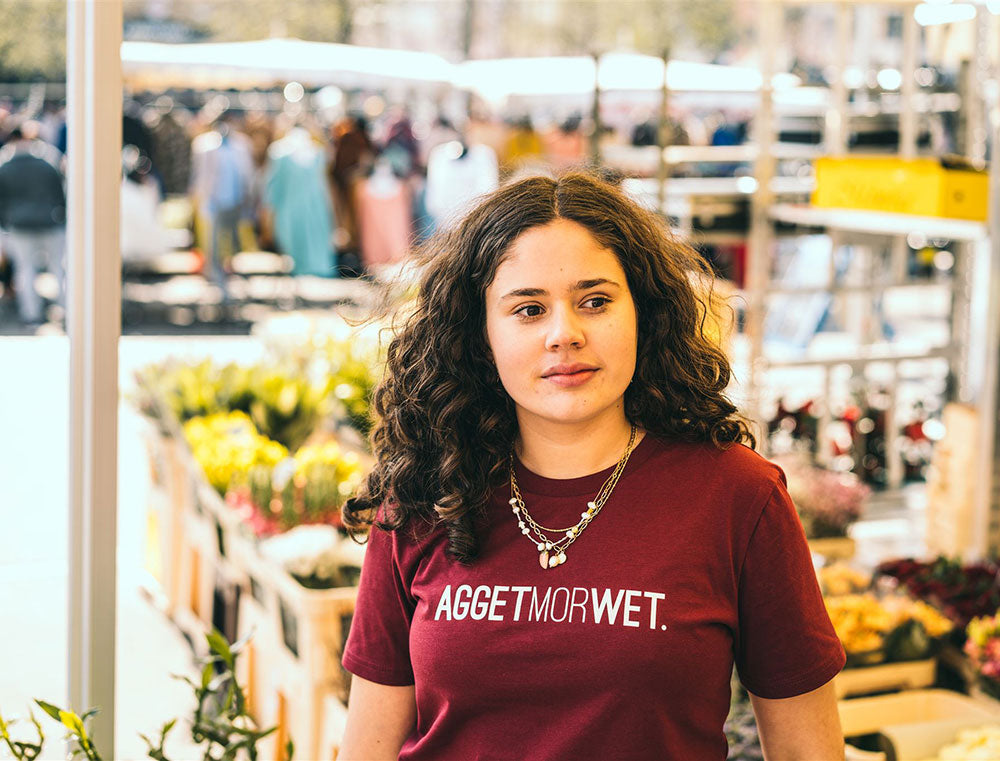 Vrouw met t-shirt 'AGGETMORWET'.